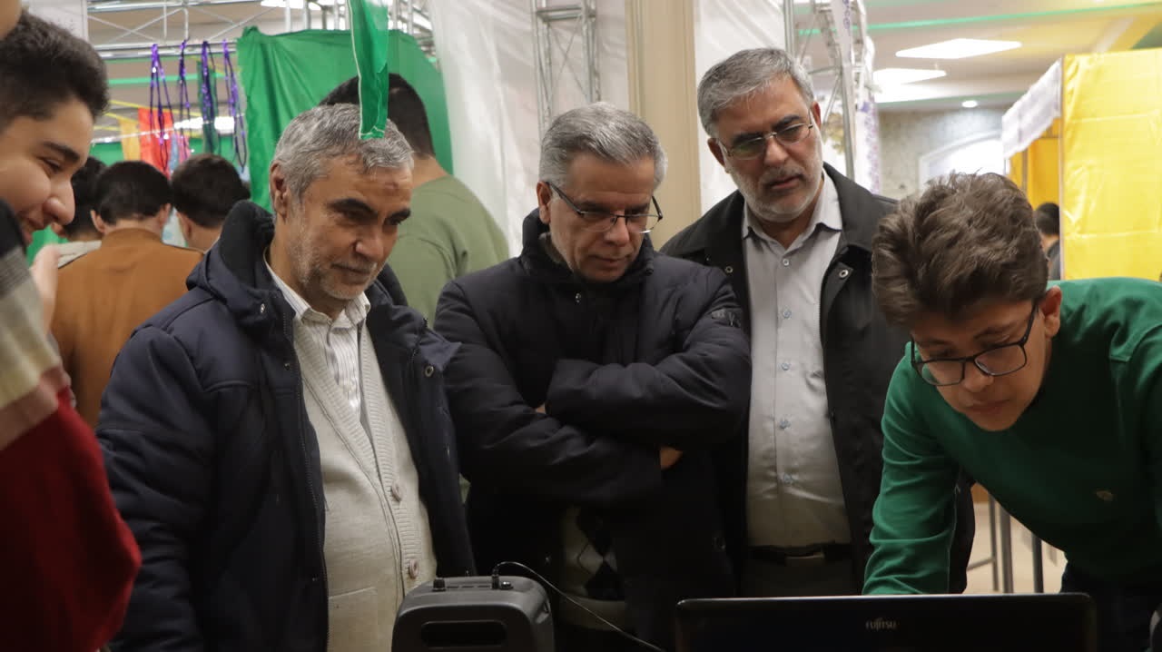 نمایشگاه دانش آموزی مدرسه انقلاب