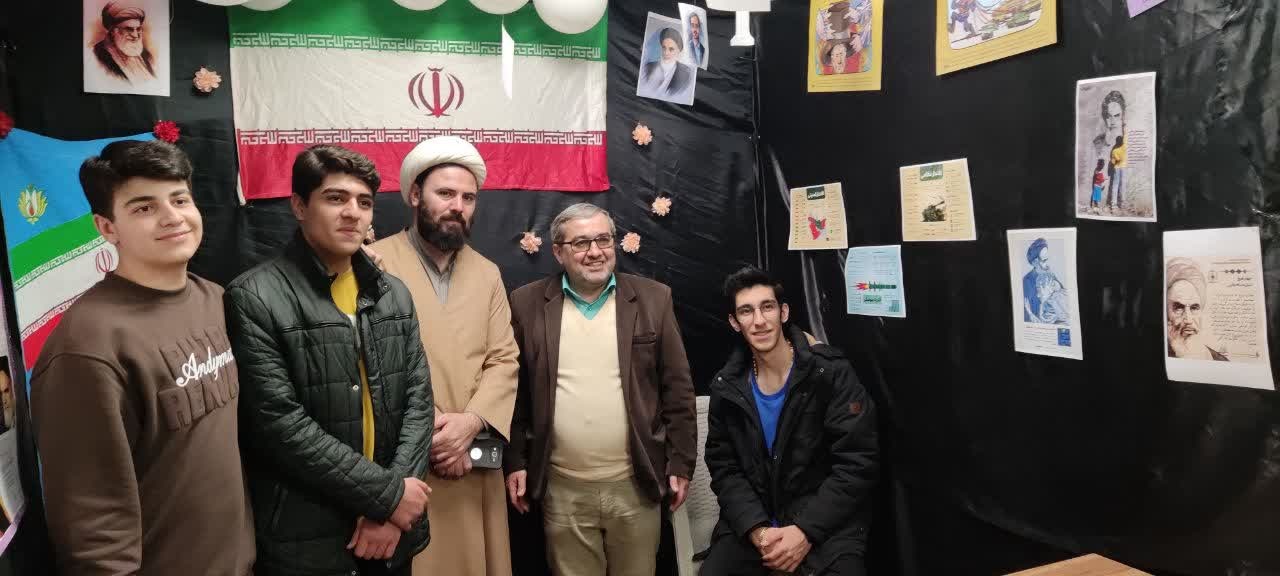 نمایشگاه دانش آموزی مدرسه انقلاب