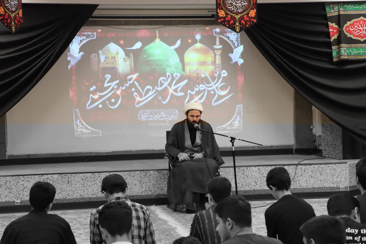ویژه‌برنامه عزاداری شهادت امام رضا (ع) در دبیرستان شهید مدنی