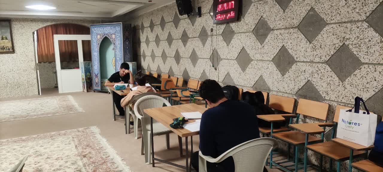 گزارش تصویری از مطالعه دانش‌آموزان در بعدازظهر مدرسه