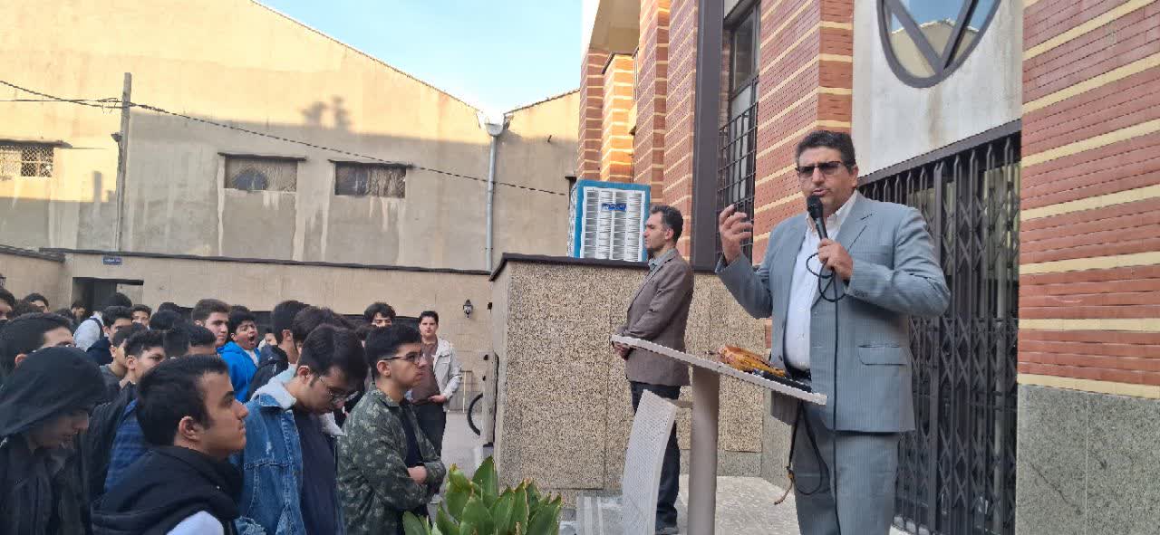 صبحگاه دبیرستان شهید مدنی